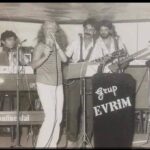 Suna Yıldızoğlu Instagram - Grup Evrim gibi bir grupla çalışmak için can atardık❤️ 1979 - Manolya Gazinosu, Çınarcık Suna Yıldızoğlu ve Grup Evrim Tuşlu Çalgılar, Keman: @cengizozdemirofficial - Gitar, Keman, Vokal: @ilhanozulu - Bas Gitar, Gitar, Vokal: #ismailsoyberk - Davul, Flüt, Vokal: Cengiz Demirci #çınarcık #cinarcik #yalova #ismailsoyberk