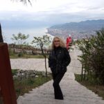 Suna Yıldızoğlu Instagram - Ordu 2. Güzel Ordu 7nci Kısa Film Festivalinde Türkiye'nin farklı yerden gelen duyarlı yönetmenlerin filmlerini zevkle izledikten sonra bir az gezdik. Güzel Ordu'nun güzel insanlarla tanıştık ve güzel yemekler yedik. Hayatımda yediğim en güzel mezelerde kaldığımız Otel Evimiz'de yedim. @glyener 'e teşekkür ederim🙏😘