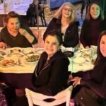 Suna Yıldızoğlu Instagram - Son bir hafta üst üste, farklı ortamlarda, eski dostlarlarla bir araya geldim. Nasıl da iyi geldi. Aralarında mesleğimin başından beni tanıyan var. Beni anlayan, kim olduğumu bilen ve beni olduğum gibi seven dostlar. Dolu dolu sevgi paylaşmak terapidir. @cigdemtuncofficial Astrotürk oynunda arkadaşlarla çok güldük 👏👏😊 @parlasenol @@denizozermanofficial @asumandabak @aliyeuzunatagan @aytenuncuoglu @ruhsargultekin @mugeakyamacc @tosunoglunazli #AtillaAtasoy @gulerda35 @fatih.muhurdar