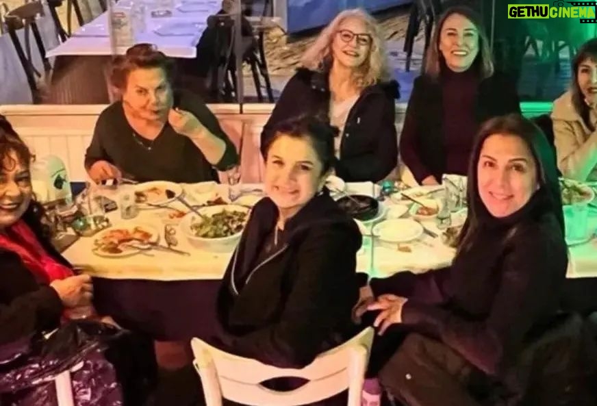 Suna Yıldızoğlu - 1.2K Likes - Son bir hafta üst üste, farklı ortamlarda, eski dostlarlarla bir araya geldim. Nasıl da iyi geldi. Aralarında mesleğimin başından beni tanıyan var. Beni anlayan, kim olduğumu bilen ve beni olduğum gibi seven dostlar. Dolu dolu sevgi paylaşmak terapidir. @cigdemtuncofficial Astrotürk oynunda arkadaşlarla çok güldük 👏👏😊 @parlasenol @@denizozermanofficial @asumandabak @aliyeuzunatagan @aytenuncuoglu @ruhsargultekin @mugeakyamacc @tosunoglunazli #AtillaAtasoy @gulerda35 @fatih.muhurdar