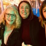 Suna Yıldızoğlu Instagram - Son bir hafta üst üste, farklı ortamlarda, eski dostlarlarla bir araya geldim. Nasıl da iyi geldi. Aralarında mesleğimin başından beni tanıyan var. Beni anlayan, kim olduğumu bilen ve beni olduğum gibi seven dostlar. Dolu dolu sevgi paylaşmak terapidir. @cigdemtuncofficial Astrotürk oynunda arkadaşlarla çok güldük 👏👏😊 @parlasenol @@denizozermanofficial @asumandabak @aliyeuzunatagan @aytenuncuoglu @ruhsargultekin @mugeakyamacc @tosunoglunazli #AtillaAtasoy @gulerda35 @fatih.muhurdar