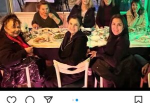 Suna Yıldızoğlu Instagram - Son bir hafta üst üste, farklı ortamlarda, eski dostlarlarla bir araya geldim. Nasıl da iyi geldi. Aralarında mesleğimin başından beni tanıyan var. Beni anlayan, kim olduğumu bilen ve beni olduğum gibi seven dostlar. Dolu dolu sevgi paylaşmak terapidir. @cigdemtuncofficial Astrotürk oynunda arkadaşlarla çok güldük 👏👏😊 @parlasenol @@denizozermanofficial @asumandabak @aliyeuzunatagan @aytenuncuoglu @ruhsargultekin @mugeakyamacc @tosunoglunazli #AtillaAtasoy @gulerda35 @fatih.muhurdar
