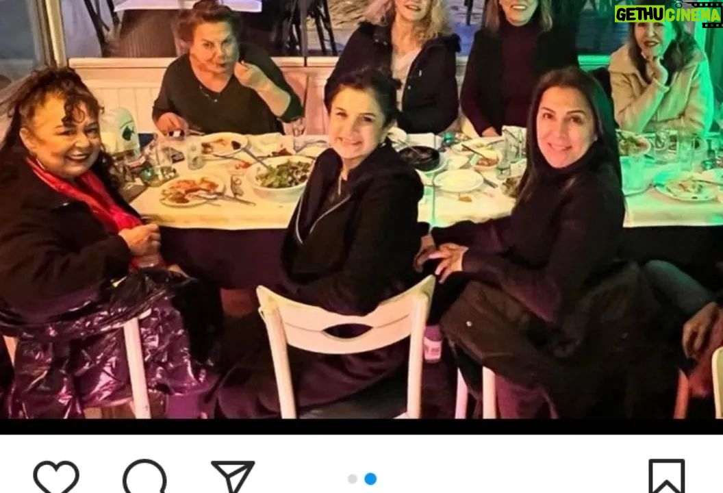 Suna Yıldızoğlu - 1.2K Likes - Son bir hafta üst üste, farklı ortamlarda, eski dostlarlarla bir araya geldim. Nasıl da iyi geldi. Aralarında mesleğimin başından beni tanıyan var. Beni anlayan, kim olduğumu bilen ve beni olduğum gibi seven dostlar. Dolu dolu sevgi paylaşmak terapidir. @cigdemtuncofficial Astrotürk oynunda arkadaşlarla çok güldük 👏👏😊 @parlasenol @@denizozermanofficial @asumandabak @aliyeuzunatagan @aytenuncuoglu @ruhsargultekin @mugeakyamacc @tosunoglunazli #AtillaAtasoy @gulerda35 @fatih.muhurdar