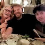 Suna Yıldızoğlu Instagram - Son bir hafta üst üste, farklı ortamlarda, eski dostlarlarla bir araya geldim. Nasıl da iyi geldi. Aralarında mesleğimin başından beni tanıyan var. Beni anlayan, kim olduğumu bilen ve beni olduğum gibi seven dostlar. Dolu dolu sevgi paylaşmak terapidir. @cigdemtuncofficial Astrotürk oynunda arkadaşlarla çok güldük 👏👏😊 @parlasenol @@denizozermanofficial @asumandabak @aliyeuzunatagan @aytenuncuoglu @ruhsargultekin @mugeakyamacc @tosunoglunazli #AtillaAtasoy @gulerda35 @fatih.muhurdar