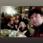 Suna Yıldızoğlu Instagram - Son bir hafta üst üste, farklı ortamlarda, eski dostlarlarla bir araya geldim. Nasıl da iyi geldi. Aralarında mesleğimin başından beni tanıyan var. Beni anlayan, kim olduğumu bilen ve beni olduğum gibi seven dostlar. Dolu dolu sevgi paylaşmak terapidir. @cigdemtuncofficial Astrotürk oynunda arkadaşlarla çok güldük 👏👏😊 @parlasenol @@denizozermanofficial @asumandabak @aliyeuzunatagan @aytenuncuoglu @ruhsargultekin @mugeakyamacc @tosunoglunazli #AtillaAtasoy @gulerda35 @fatih.muhurdar