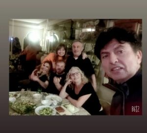Suna Yıldızoğlu Instagram - Son bir hafta üst üste, farklı ortamlarda, eski dostlarlarla bir araya geldim. Nasıl da iyi geldi. Aralarında mesleğimin başından beni tanıyan var. Beni anlayan, kim olduğumu bilen ve beni olduğum gibi seven dostlar. Dolu dolu sevgi paylaşmak terapidir. @cigdemtuncofficial Astrotürk oynunda arkadaşlarla çok güldük 👏👏😊 @parlasenol @@denizozermanofficial @asumandabak @aliyeuzunatagan @aytenuncuoglu @ruhsargultekin @mugeakyamacc @tosunoglunazli #AtillaAtasoy @gulerda35 @fatih.muhurdar