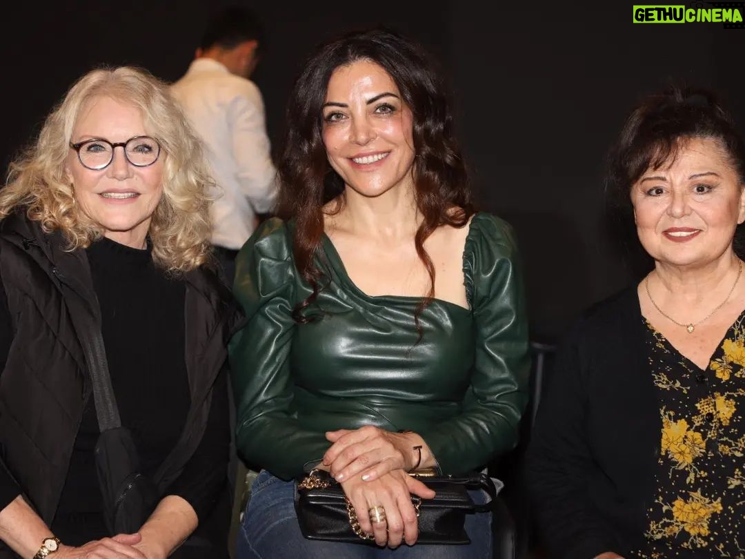 Suna Yıldızoğlu - 1.6K Likes - Cumaretesi gecesi aylardan beri ilk defa bir yere gittim...@evginmurat konserine gittim. Murat'ın sayesinde harika bir akşam geçirdim. Değerli sanatçılar ve dostlarla kucaklaşmak ne iyi geldi. @isilyucesoy1 @parlasenol @nasuhbektas @serminhurmeric
Boğaziçi Üniversite öğrencileriyle bir kaç dakika da olsa vakit paylaşmak beni umutlandırdı. Teşekkür ederim Murat. Her nesile hitap ediyorsun❤️
