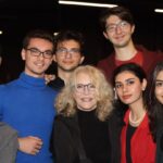 Suna Yıldızoğlu Instagram - Cumaretesi gecesi aylardan beri ilk defa bir yere gittim...@evginmurat konserine gittim. Murat'ın sayesinde harika bir akşam geçirdim. Değerli sanatçılar ve dostlarla kucaklaşmak ne iyi geldi. @isilyucesoy1 @parlasenol @nasuhbektas @serminhurmeric Boğaziçi Üniversite öğrencileriyle bir kaç dakika da olsa vakit paylaşmak beni umutlandırdı. Teşekkür ederim Murat. Her nesile hitap ediyorsun❤️