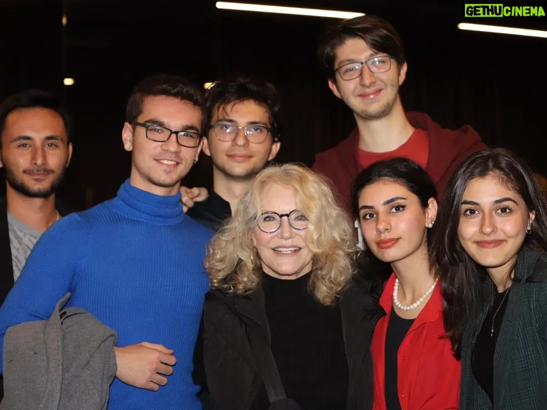 Suna Yıldızoğlu - 1.6K Likes - Cumaretesi gecesi aylardan beri ilk defa bir yere gittim...@evginmurat konserine gittim. Murat'ın sayesinde harika bir akşam geçirdim. Değerli sanatçılar ve dostlarla kucaklaşmak ne iyi geldi. @isilyucesoy1 @parlasenol @nasuhbektas @serminhurmeric
Boğaziçi Üniversite öğrencileriyle bir kaç dakika da olsa vakit paylaşmak beni umutlandırdı. Teşekkür ederim Murat. Her nesile hitap ediyorsun❤️