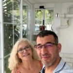 Suna Yıldızoğlu Instagram - Senelerdir bölüm bölüm eski olan evimi yeniliyorum ve farklı farklı inşaat şirketlerle muhatap oldum. En son Kuşadası, Davutlar'da showroomu olan @tekincambalkon 'un yaptıği işten o kadar memnun kaldım ki paylaşmak istedim. Fiyat uygun, tam dediği zamanda bitti ve çalışanlar hem temiz çalıştı hem kusursuz bir iş çıkarttılar. Çok teşekkür ederim Nazif bey.🙏