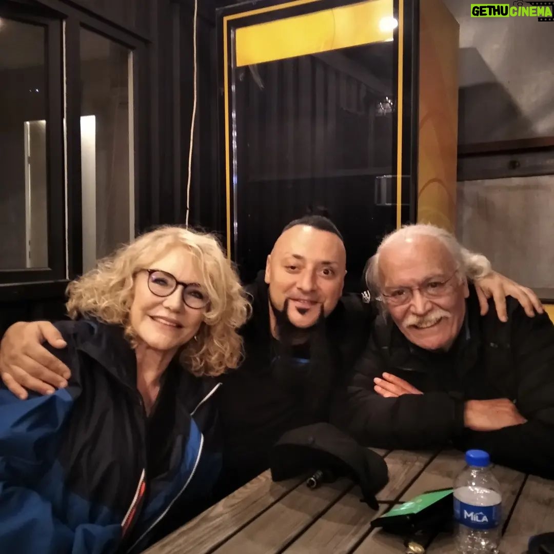 Suna Yıldızoğlu - 1.5K Likes - @pera_sma destek konserinden mutlu bir anı daha. SMS: PERA 2807🙏