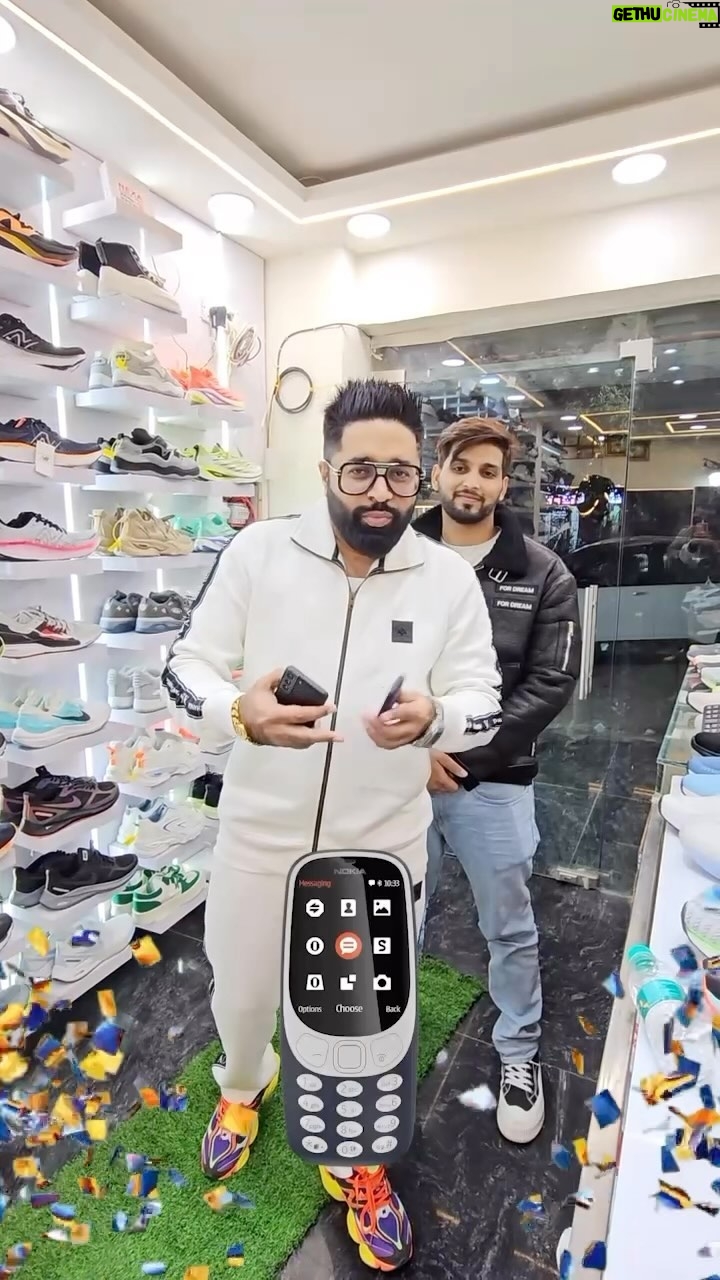 Sunny Arya Instagram - जितने वाले को मिलेगा 4 हज़ार का जूता और Mobile ❤ @naeem_shoegarden_ #réel #reel #reelinstagram #reelitfeelit❤️❤️ #reelsteady #reelvideos #reelkarofeelkaro❤ #reelvideos #reelsinstagram😍 #Tehelkaprank #Tehelkabhai