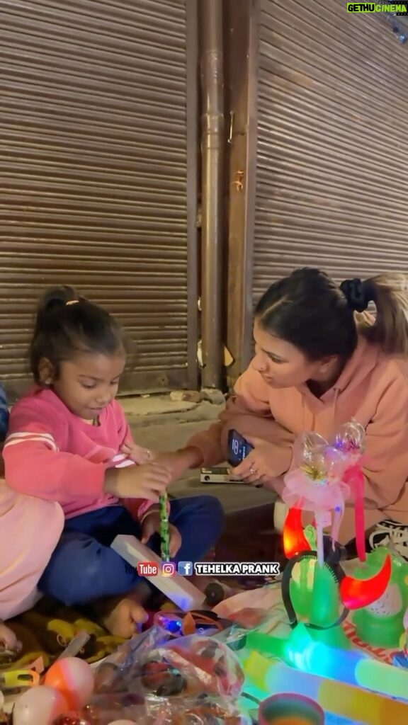 Sunny Arya Instagram - छोटी सी बच्ची खिलौने खेलने की उम्र में सड़क पर खिलौने बेच रही है #Tehelkaprank #SunnyArya #TehelkaBhai #biggboss17 #jiocinema #biggboss #bb17