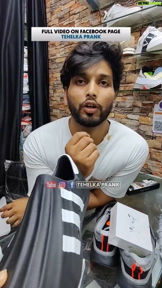 Sunny Arya Instagram - अपने लिए जूते लेने आओ पापा के लिए फ्री ले जाओ 😳 #Tehelkaprank #SunnyArya #TehelkaBhai #biggboss17 #jiocinema #biggboss #bb17