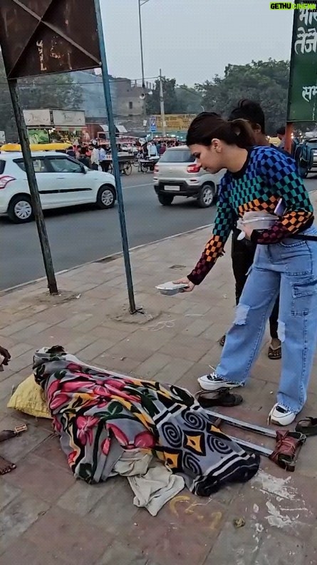 Sunny Arya Instagram - दीपिका ने सड़क पे भूखे परिवारों को बांटा खाना #Tehelkaprank #SunnyArya #TehelkaBhai #biggboss17 #jiocinema #biggboss #bb17