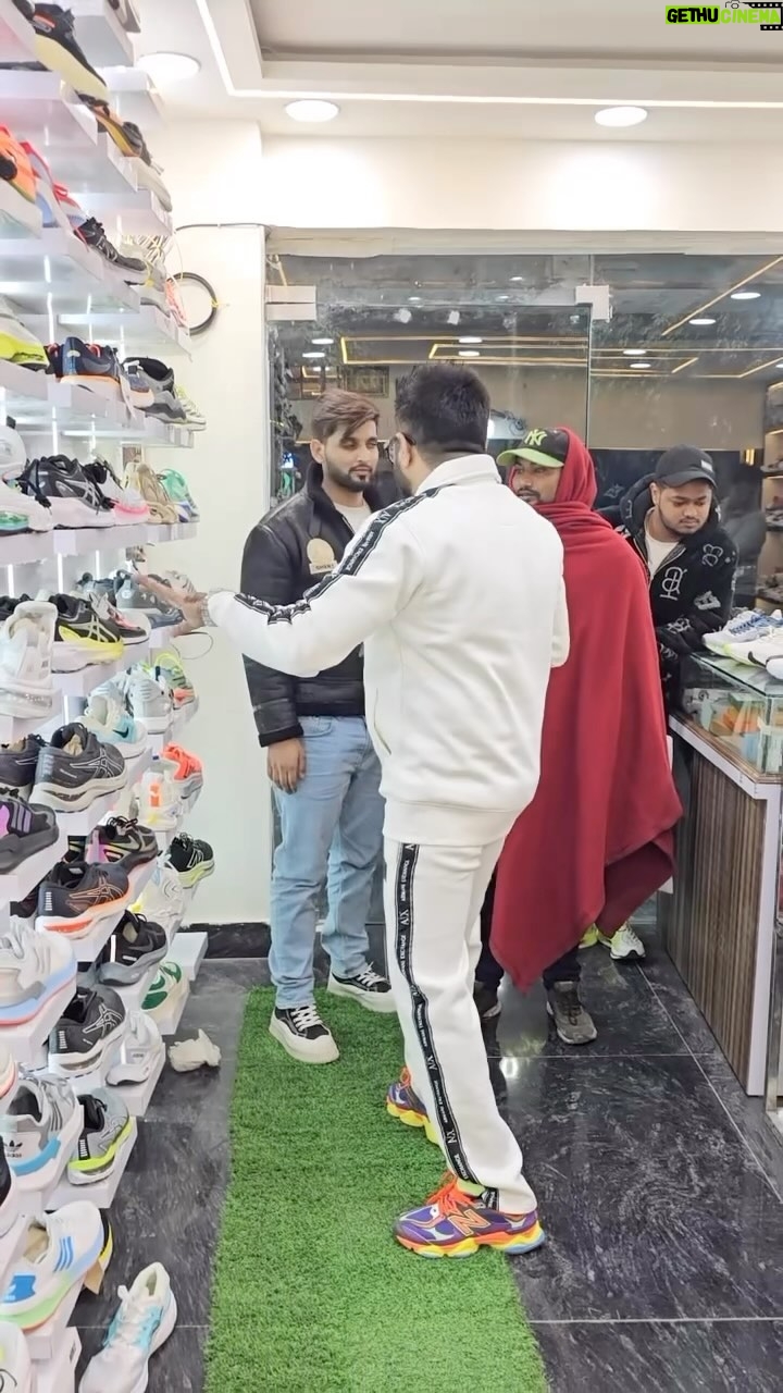Sunny Arya Instagram - ऐसी गेम आज से पहले नहीं देखी होगी 😍 @naeem_shoegarden_ #reelitfeelit #reelkarofeelkaro #reelsteady #reelkrofeelkro❤️ #reelsinstagram❤️💯 #tehelkaprank #tehelkabhai