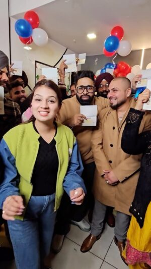 Sunny Arya Instagram - बिच रोड पर पति पत्नी ने एक दूसरे को मारा 😳  Email : omvisa7777@gmail.com
Helpline no. 92575-92575 (Om Visa) .  #reelitfeelit #reel #reelkarofeelkaro #reelsindia #reelitfeelit❤️❤️ #reeltoreel #reelkarofeelkaro❤ #visa #englandvisa #OmVisa