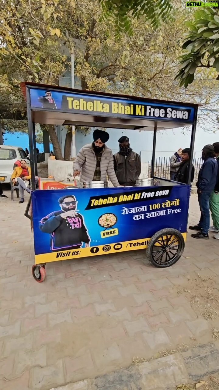 Sunny Arya Instagram - 100 लोगो को खिलाया खाना ❤️ मिला सुकून #réel #reel #reelinstagram #reelviral #reelitfeelit❤️❤️ #reelkrofeelkro❤️ #tehelkaprank #Tehelkabhai #Tehelkasunny