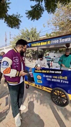 Sunny Arya Instagram - रोजाना 100 लोगो का खाना free ❤️ #reel #Tehelkaprank #Tehelkabhai #Tehelkasunny #SunnyArya #Help #HelpingSunny
