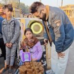 Sunny Arya Instagram - उदास बैठी दीदी का खरीदा सारा सामान ❤️ #réel #reelitfeelit #reelkarofeelkaro #reelinstagram #reelitfeelit❤️❤️ #reelkarofeelkaro❤ #tehelkaprank #prank #help #biggboss17