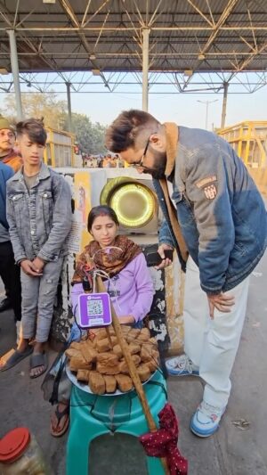Sunny Arya Instagram - उदास बैठी दीदी का खरीदा सारा सामान ❤️ #réel #reelitfeelit #reelkarofeelkaro #reelinstagram #reelitfeelit❤️❤️ #reelkarofeelkaro❤ #tehelkaprank #prank #help #biggboss17