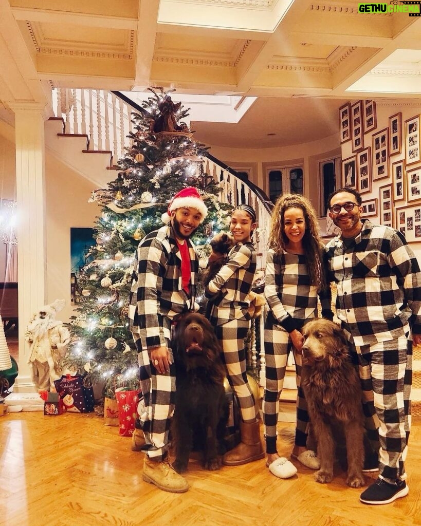 Sunny Hostin Instagram - Merry Christmas from The Hostins. And yes, there were reindeer games!! Chrismalympics!!!!
