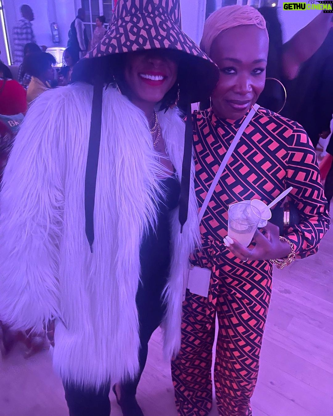 Sunny Hostin Instagram - Happy Birthday Tarana. Welcome to 50 and Fabulous. Bronx and Bougie was your theme and we Machetes all came to play. Here’s to another year around the sun.