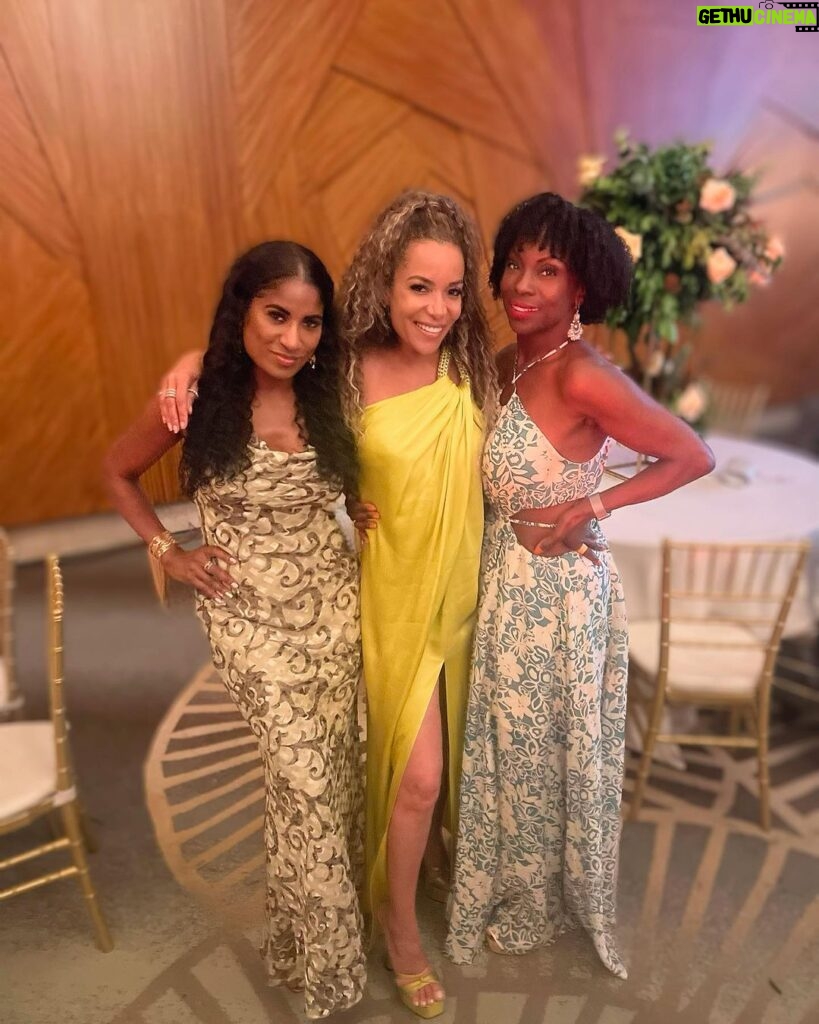 Sunny Hostin Instagram - Nothing like celebrating the young woman who helped us raise our children for almost 7 years while also getting an MBA. Thank you for welcoming us to Panama. Chosen family. What a blessing. Happy Wedding Day Ana & Gilbert. We love you. Oh and yea, Gabriel caught the garter. 🤷🏽‍♀️