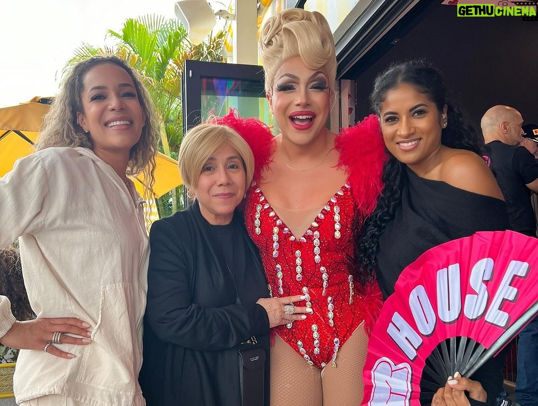 Sunny Hostin Instagram - I had the best time at @rhousewynwood over the weekend! Even my mother came in her Sunday best! My feet still hurt from dancing!😂 R House Wynwood