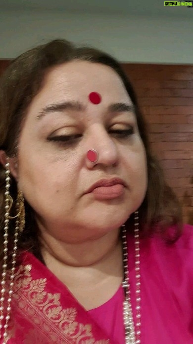 Supriya Shukla Instagram - Kabhi kabhi.. Main bhi na😄😄🙈🙈 Kuch bhi kehti hoon.. I hate abusing🙈... गालियों से सख्त परहेज़ है मुझे Par... Yeh... Hota hai.. Hota hai.. 🙈🙈