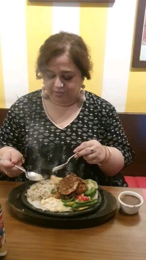 Supriya Shukla Instagram - Sizzzzzzllliinnngg.... Sizzlers❤️❤️
#poptatestheunrestaurant