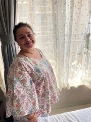 Supriya Shukla Instagram - ज़िन्दगी लम्हों का एक सफर है
रौशनी है कभी.. साँझ का कभी पहर है
खुशी से हर लम्हा तय करना है 😊

Outfit by @needlelust
Styled by @seam_stress_by_rajludhwani