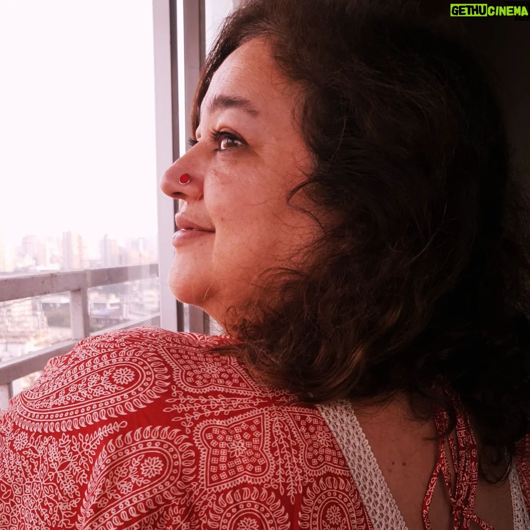 Supriya Shukla Instagram - Ek shaam.. Apno ke saath... Yeh apni si shaam... Muskurati... Khilkhilaati... Beautiful outfit by @nangaliaruchira Styled by @seam_stress_by_rajludhwani