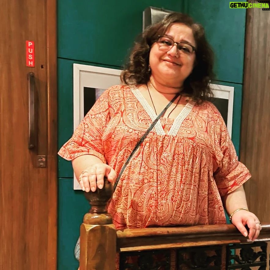 Supriya Shukla Instagram - Ek shaam.. Apno ke saath... Yeh apni si shaam... Muskurati... Khilkhilaati... Beautiful outfit by @nangaliaruchira Styled by @seam_stress_by_rajludhwani