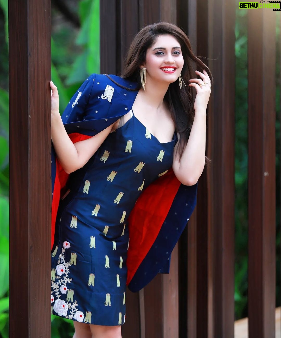 Surabhi Instagram - Hello 🌞day! : : : : Styled by @impriyankasahajananda Outfit @lathaputtanna Accessories @kushalsfashionjewellery Captured by 📸 @thescienceofphoto Makeup by Shiva Hair by @seena_hair143 : : : : : : : : #surbhi #styledbypriyankasahajananda
