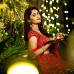 Surabhi Instagram - Deepavali Subhakanshalu 🪔 Styled by @impriyankasahajananda Outfit @suvarnamandirbyrajsarepalli Accessories @kushalsfashionjewellery Makeup @glitteraisestudio Hair @nagukasu 📸 by @verendar_photography : : : : : : : : : #styledbypriyankasahajananda