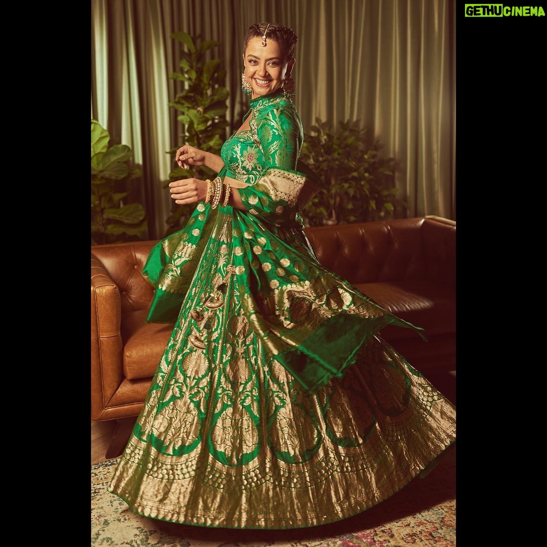 Surveen Chawla Instagram - दुआ लफ़्ज़ों से नहीं, दिल के इरादों से की जाती है, ख़ुशी ढूंढने से नहीं, ख़ुश रहने से यूंही मिल जाती है। आप सब ख़ुश रहें, दिल तो बस यही चाहता है। एहसास ये हम जैसे ख़ुश नसीबों को ही मिल पाता है।💚 Makeup by @sabakhanmakeup Hair by @gohar__shaikh Outfit - @warpnweftbysagrikarai Earrings - @avsajewels Kadas - @silverstreakstore @aquamarine_jewellery @rubans.in Mangtikka: @swabhimannjewellery Ring - @aquamarine_jewellery Styled by - @sukritigrover Styling team - @harshitadaga01 @vanigupta.23 📸 @lisadsouza