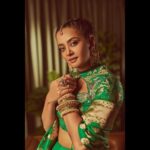 Surveen Chawla Instagram - दुआ लफ़्ज़ों से नहीं, दिल के इरादों से की जाती है, ख़ुशी ढूंढने से नहीं, ख़ुश रहने से यूंही मिल जाती है। आप सब ख़ुश रहें, दिल तो बस यही चाहता है। एहसास ये हम जैसे ख़ुश नसीबों को ही मिल पाता है।💚 Makeup by @sabakhanmakeup Hair by @gohar__shaikh Outfit - @warpnweftbysagrikarai Earrings - @avsajewels Kadas - @silverstreakstore @aquamarine_jewellery @rubans.in Mangtikka: @swabhimannjewellery Ring - @aquamarine_jewellery Styled by - @sukritigrover Styling team - @harshitadaga01 @vanigupta.23 📸 @lisadsouza