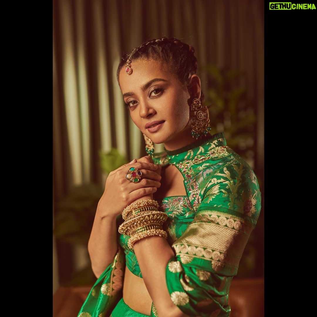Surveen Chawla Instagram - दुआ लफ़्ज़ों से नहीं, दिल के इरादों से की जाती है, ख़ुशी ढूंढने से नहीं, ख़ुश रहने से यूंही मिल जाती है। आप सब ख़ुश रहें, दिल तो बस यही चाहता है। एहसास ये हम जैसे ख़ुश नसीबों को ही मिल पाता है।💚 Makeup by @sabakhanmakeup Hair by @gohar__shaikh Outfit - @warpnweftbysagrikarai Earrings - @avsajewels Kadas - @silverstreakstore @aquamarine_jewellery @rubans.in Mangtikka: @swabhimannjewellery Ring - @aquamarine_jewellery Styled by - @sukritigrover Styling team - @harshitadaga01 @vanigupta.23 📸 @lisadsouza