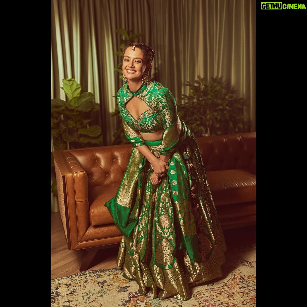 Surveen Chawla Instagram - दुआ लफ़्ज़ों से नहीं, दिल के इरादों से की जाती है, ख़ुशी ढूंढने से नहीं, ख़ुश रहने से यूंही मिल जाती है। आप सब ख़ुश रहें, दिल तो बस यही चाहता है। एहसास ये हम जैसे ख़ुश नसीबों को ही मिल पाता है।💚 Makeup by @sabakhanmakeup Hair by @gohar__shaikh Outfit - @warpnweftbysagrikarai Earrings - @avsajewels Kadas - @silverstreakstore @aquamarine_jewellery @rubans.in Mangtikka: @swabhimannjewellery Ring - @aquamarine_jewellery Styled by - @sukritigrover Styling team - @harshitadaga01 @vanigupta.23 📸 @lisadsouza