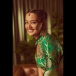 Surveen Chawla Instagram - दुआ लफ़्ज़ों से नहीं, दिल के इरादों से की जाती है, ख़ुशी ढूंढने से नहीं, ख़ुश रहने से यूंही मिल जाती है। आप सब ख़ुश रहें, दिल तो बस यही चाहता है। एहसास ये हम जैसे ख़ुश नसीबों को ही मिल पाता है।💚 Makeup by @sabakhanmakeup Hair by @gohar__shaikh Outfit - @warpnweftbysagrikarai Earrings - @avsajewels Kadas - @silverstreakstore @aquamarine_jewellery @rubans.in Mangtikka: @swabhimannjewellery Ring - @aquamarine_jewellery Styled by - @sukritigrover Styling team - @harshitadaga01 @vanigupta.23 📸 @lisadsouza