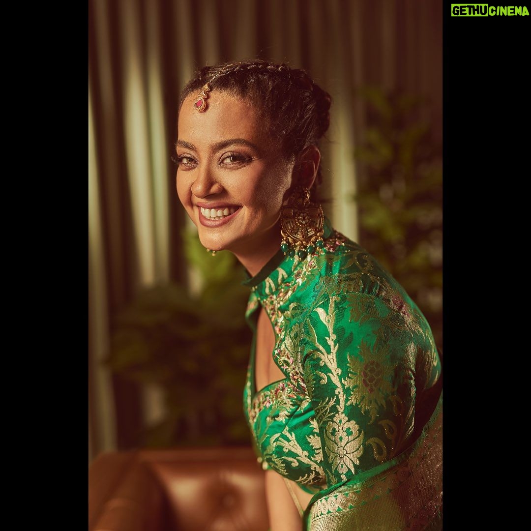 Surveen Chawla Instagram - दुआ लफ़्ज़ों से नहीं, दिल के इरादों से की जाती है, ख़ुशी ढूंढने से नहीं, ख़ुश रहने से यूंही मिल जाती है। आप सब ख़ुश रहें, दिल तो बस यही चाहता है। एहसास ये हम जैसे ख़ुश नसीबों को ही मिल पाता है।💚 Makeup by @sabakhanmakeup Hair by @gohar__shaikh Outfit - @warpnweftbysagrikarai Earrings - @avsajewels Kadas - @silverstreakstore @aquamarine_jewellery @rubans.in Mangtikka: @swabhimannjewellery Ring - @aquamarine_jewellery Styled by - @sukritigrover Styling team - @harshitadaga01 @vanigupta.23 📸 @lisadsouza