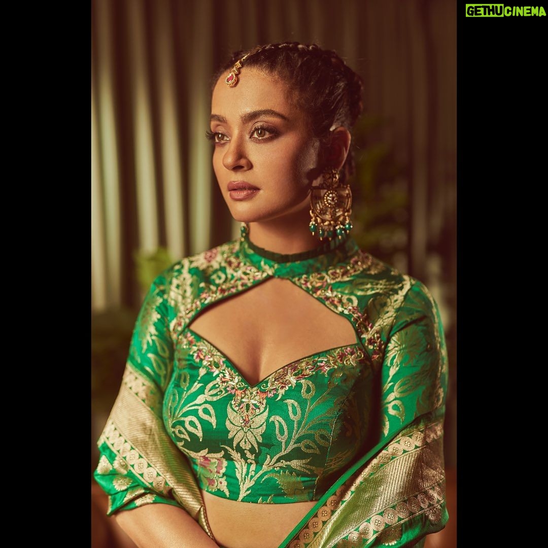Surveen Chawla Instagram - दुआ लफ़्ज़ों से नहीं, दिल के इरादों से की जाती है, ख़ुशी ढूंढने से नहीं, ख़ुश रहने से यूंही मिल जाती है। आप सब ख़ुश रहें, दिल तो बस यही चाहता है। एहसास ये हम जैसे ख़ुश नसीबों को ही मिल पाता है।💚 Makeup by @sabakhanmakeup Hair by @gohar__shaikh Outfit - @warpnweftbysagrikarai Earrings - @avsajewels Kadas - @silverstreakstore @aquamarine_jewellery @rubans.in Mangtikka: @swabhimannjewellery Ring - @aquamarine_jewellery Styled by - @sukritigrover Styling team - @harshitadaga01 @vanigupta.23 📸 @lisadsouza