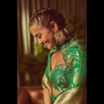 Surveen Chawla Instagram - दुआ लफ़्ज़ों से नहीं, दिल के इरादों से की जाती है, ख़ुशी ढूंढने से नहीं, ख़ुश रहने से यूंही मिल जाती है। आप सब ख़ुश रहें, दिल तो बस यही चाहता है। एहसास ये हम जैसे ख़ुश नसीबों को ही मिल पाता है।💚 Makeup by @sabakhanmakeup Hair by @gohar__shaikh Outfit - @warpnweftbysagrikarai Earrings - @avsajewels Kadas - @silverstreakstore @aquamarine_jewellery @rubans.in Mangtikka: @swabhimannjewellery Ring - @aquamarine_jewellery Styled by - @sukritigrover Styling team - @harshitadaga01 @vanigupta.23 📸 @lisadsouza