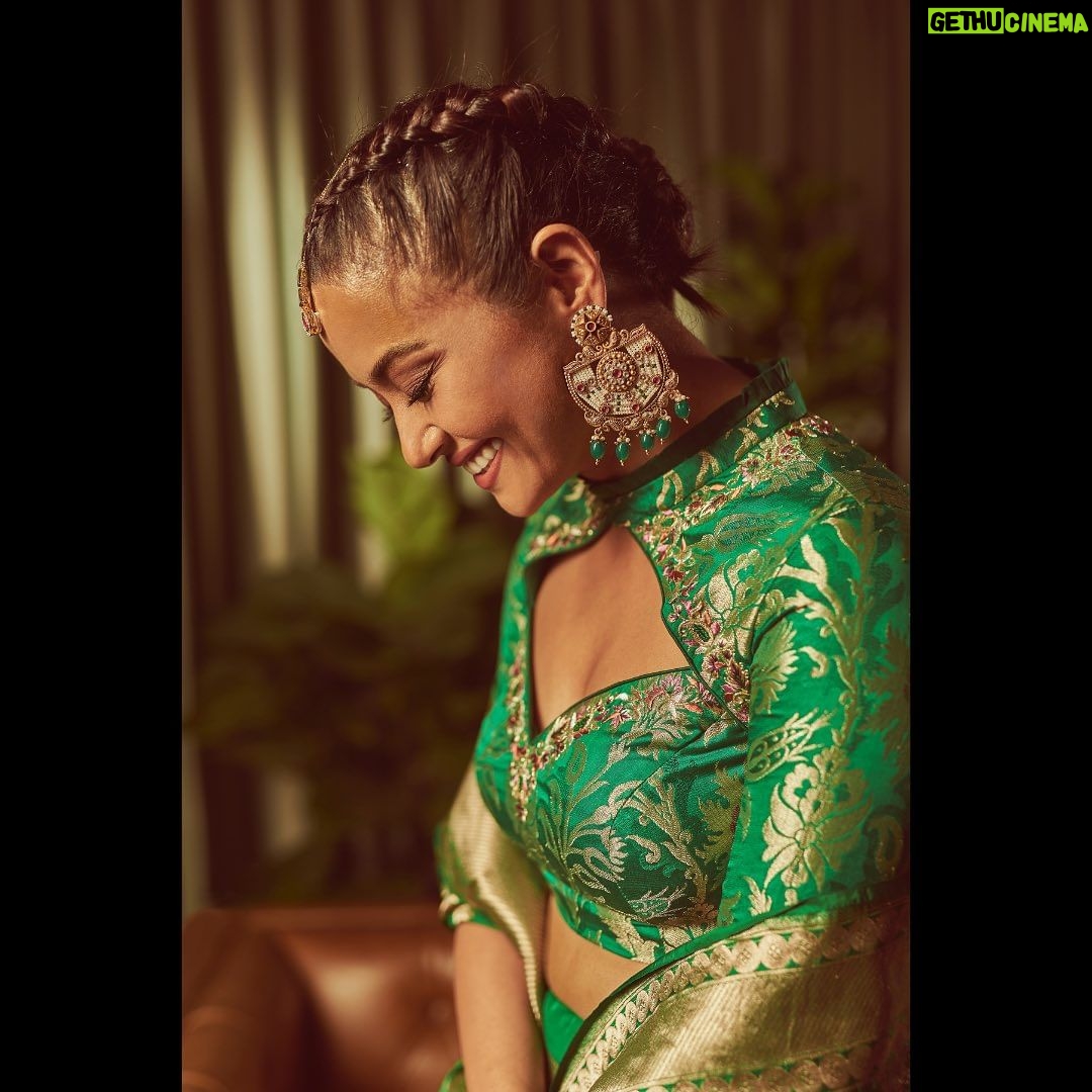 Surveen Chawla Instagram - दुआ लफ़्ज़ों से नहीं, दिल के इरादों से की जाती है, ख़ुशी ढूंढने से नहीं, ख़ुश रहने से यूंही मिल जाती है। आप सब ख़ुश रहें, दिल तो बस यही चाहता है। एहसास ये हम जैसे ख़ुश नसीबों को ही मिल पाता है।💚 Makeup by @sabakhanmakeup Hair by @gohar__shaikh Outfit - @warpnweftbysagrikarai Earrings - @avsajewels Kadas - @silverstreakstore @aquamarine_jewellery @rubans.in Mangtikka: @swabhimannjewellery Ring - @aquamarine_jewellery Styled by - @sukritigrover Styling team - @harshitadaga01 @vanigupta.23 📸 @lisadsouza