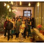 Surveen Chawla Instagram - Parivar aur dher saara pyaar ❤️ Happy Deepawali 🪔