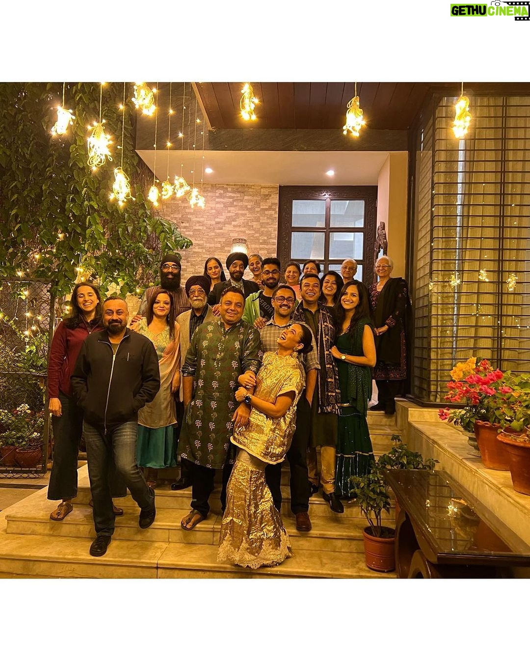 Surveen Chawla Instagram - Parivar aur dher saara pyaar ❤️ Happy Deepawali 🪔