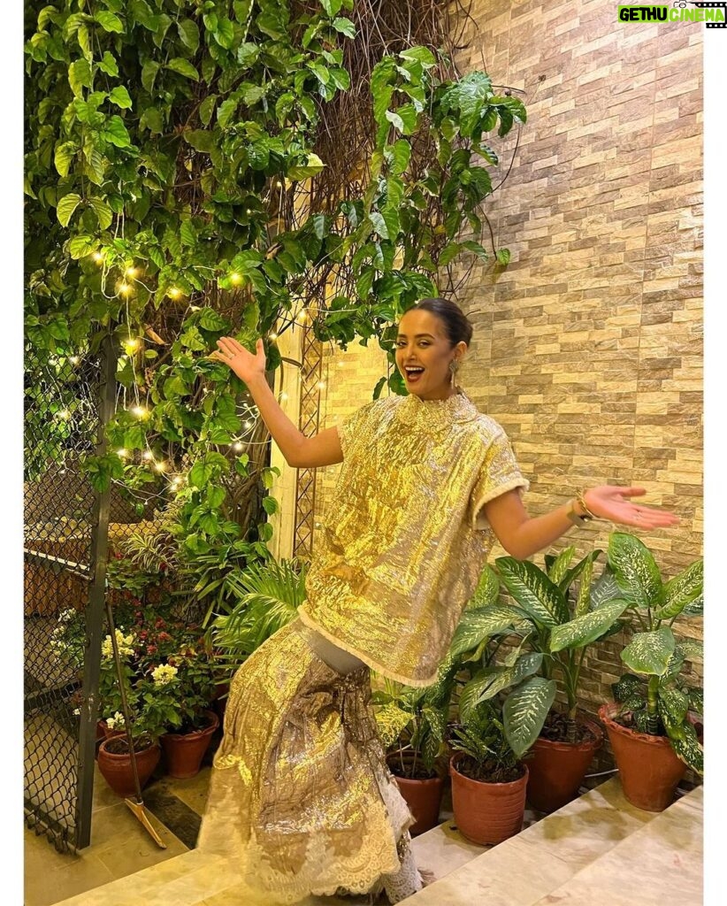 Surveen Chawla Instagram - Parivar aur dher saara pyaar ❤ Happy Deepawali 🪔