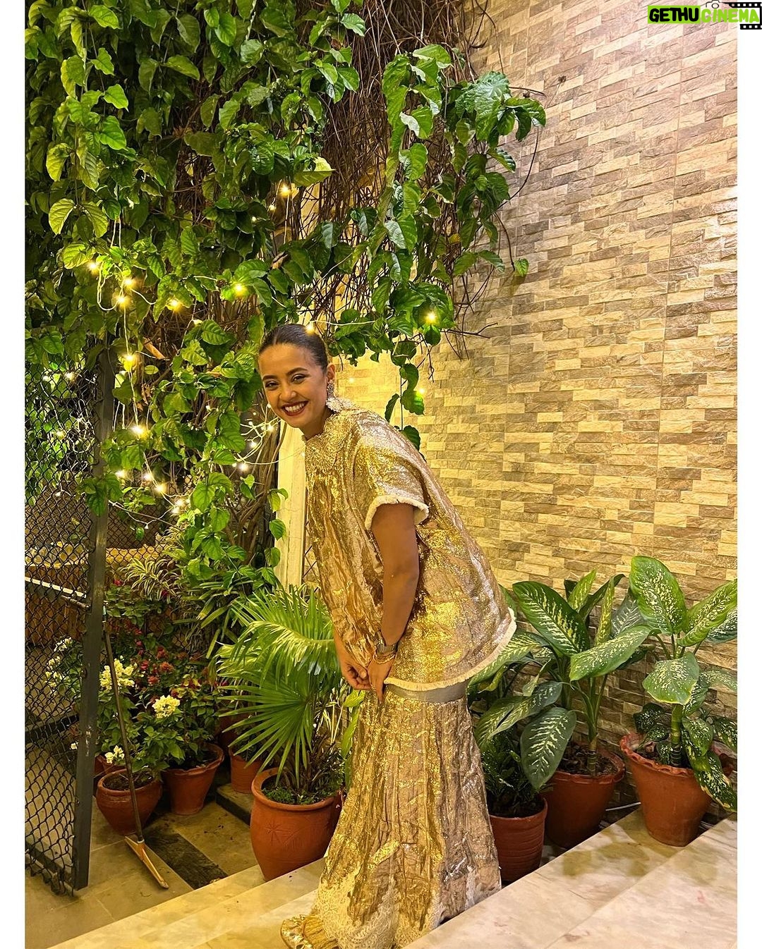 Surveen Chawla Instagram - Parivar aur dher saara pyaar ❤️ Happy Deepawali 🪔