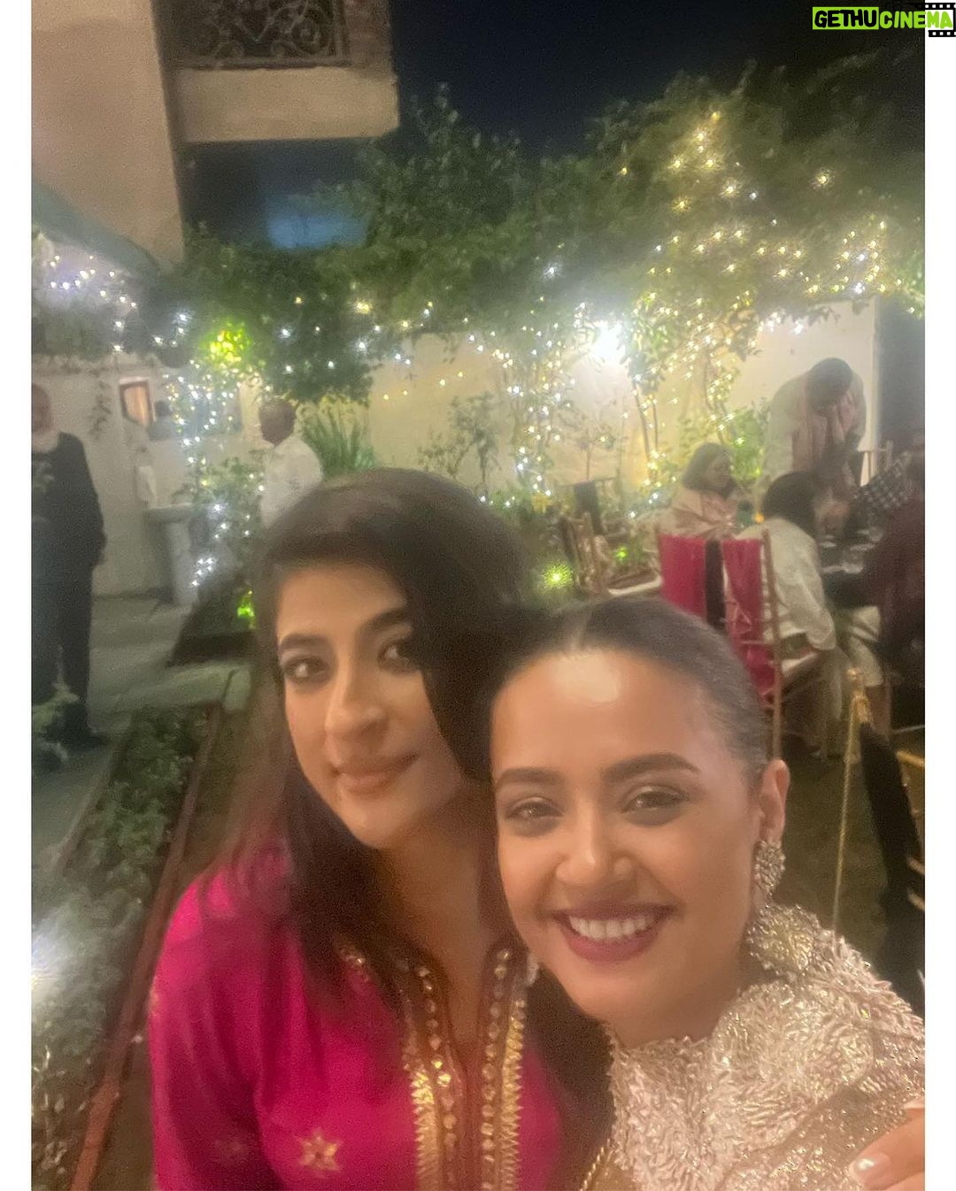 Surveen Chawla Instagram - Parivar aur dher saara pyaar ❤️ Happy Deepawali 🪔